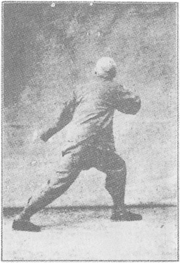 Planche de l&rsquo;édition de 1933 : Chen Weiming, figure 22 — « frôler le genou, pas tordu », en pivotant vers l&rsquo;arrière