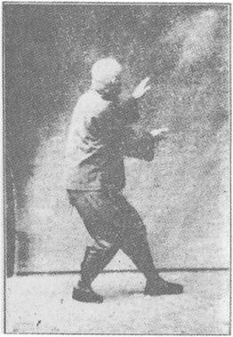 Planche de l&rsquo;édition de 1933 : Chen Weiming, figure 27 — « avancer d&rsquo;un pas : écarter, barrer, frapper du poing », en pivotant vers la gauche