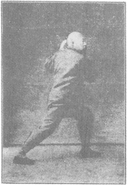 Planche de l&rsquo;édition de 1933 : Chen Weiming, figure 28 — « avancer d&rsquo;un pas : écarter, barrer, frapper du poing », en pivotant vers la gauche
