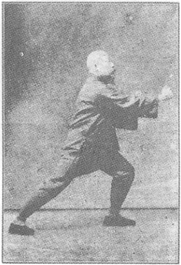 Planche de l&rsquo;édition de 1933 : Chen Weiming, figure 30 — « avancer d&rsquo;un pas : écarter, barrer, frapper du poing »