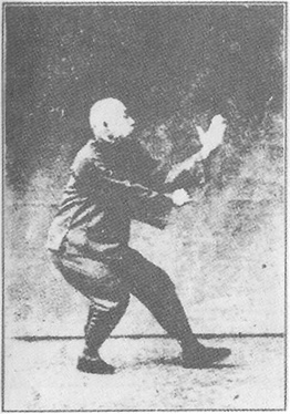 Planche de l&rsquo;édition de 1933 : Chen Weiming, figure 49 — « le poing sous le coude »