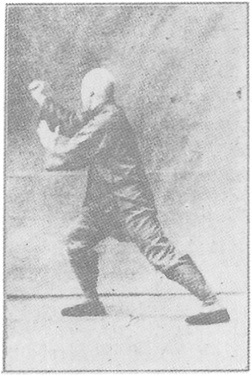 Planche de l&rsquo;édition de 1933 : Chen Weiming, figure 69 — « monter d&rsquo;un pas : écarter, barrer, frapper du poing », en pivotant