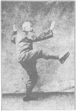 Planche de l&rsquo;édition de 1933 : Chen Weiming, figure 93 — « séparer le pied droit », les mains se rejoignent vers la gauche