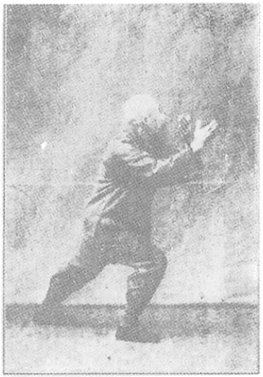 Planche de l&rsquo;édition de 1933 : Chen Weiming, figure 95 — « séparer le pied gauche », les mains se rejoignent vers la gauche