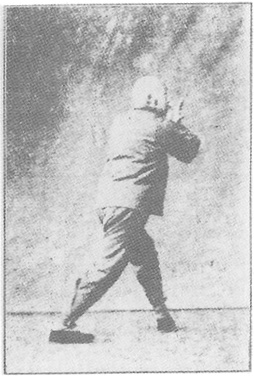 Planche de l&rsquo;édition de 1933 : Chen Weiming, figure 104 — « monter d&rsquo;un pas : écarter, barrer, frapper du poing »