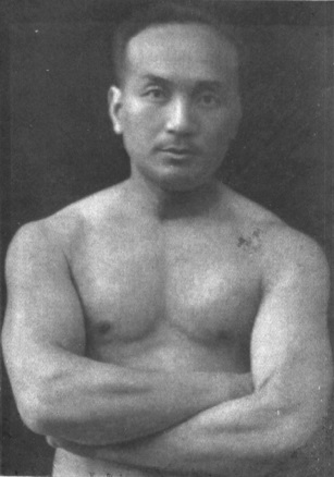 Chu Minyi en tenue de sport, montrant sa constitution physique (1929)