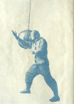 Première posture d&rsquo;utilisation du ballon de taiji (1929)