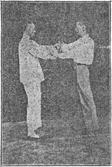 Figure 15 — pas en face, deux mains contre deux mains (對步雙手推雙手), planche du Taiji quan de Gu Ruzhang, 1936