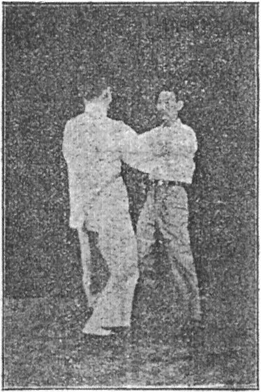 Figure 17 — pas en face : neutraliser et pousser en sens inverse, planche du Taiji quan de Gu Ruzhang, 1936
