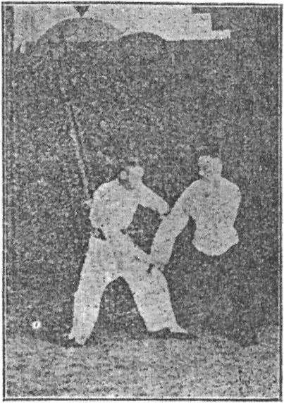 Figure 18 — poussée de poignet torsadé (拗手推手), planche du Taiji quan de Gu Ruzhang, 1936