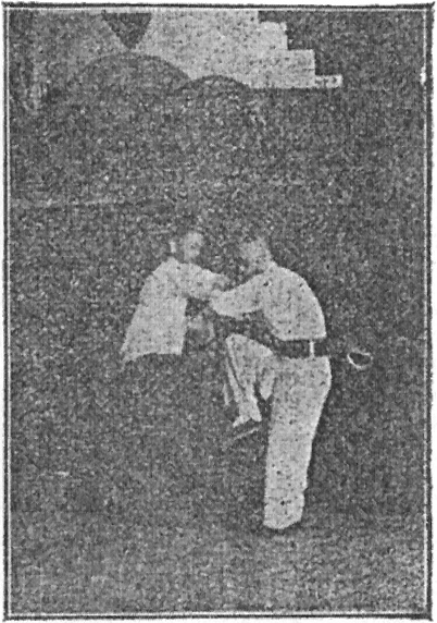 Figure 19 — poussée de poignet torsadé : transition des poissons du taiji, planche du Taiji quan de Gu Ruzhang, 1936