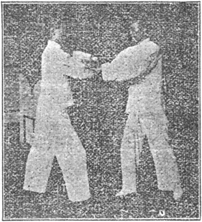 Figure 2 — posture des deux poissons de taiji et des mains posées (太極雙魚搭手式), planche du Taiji quan de Gu Ruzhang, 1936