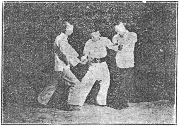 Figure 21 — trois personnes, deux mains contre une main des deux côtés, planche du Taiji quan de Gu Ruzhang, 1936
