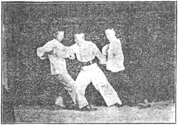 Figure 22 — trois personnes, deux mains contre une main des deux côtés, inversion, planche du Taiji quan de Gu Ruzhang, 1936