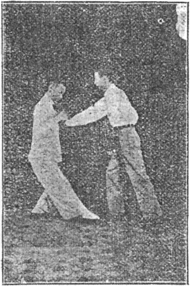 Figure 6 — <em>an</em> (按) vers l&rsquo;intérieur : pousser sur le dos des paumes, planche du Taiji quan de Gu Ruzhang, 1936