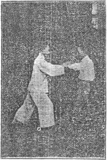 Figure 7 — <em>an</em> (按) vers l&rsquo;extérieur : pousser les paumes après retournement, planche du Taiji quan de Gu Ruzhang, 1936