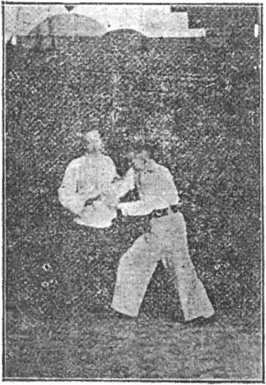 Figure 9 — grand <em>lü</em> : frapper de l&rsquo;épaule (<em>kao</em>) au coin de la porte, planche du Taiji quan de Gu Ruzhang, 1936