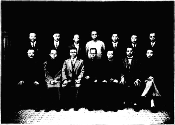 Photographie de groupe des membres du club, prise en 1929