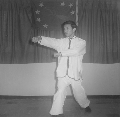 Posture 9 : pas de montée oblique, main droite crochue, poing gauche en réserve