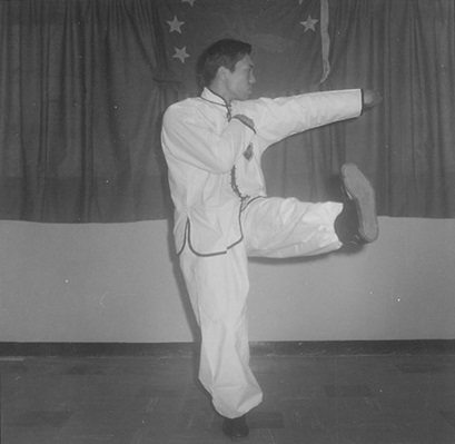 Posture 11b : double main crochue et jambe qui saisit, achevées en un seul temps