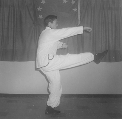 Posture 15a : la jambe droite détendue à l&rsquo;horizontale