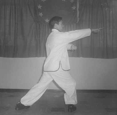 Posture 21 : les deux doigts joints piquant vers l&rsquo;œil