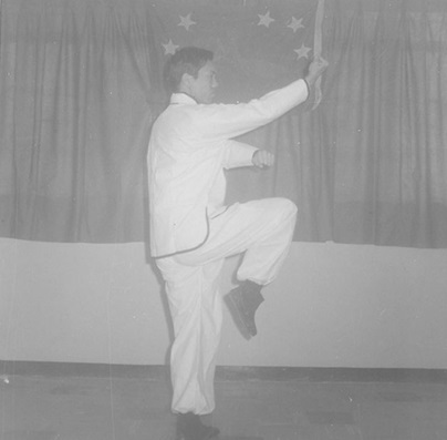 Posture 3 : sur une jambe, le poing droit remontant du bas vers le haut