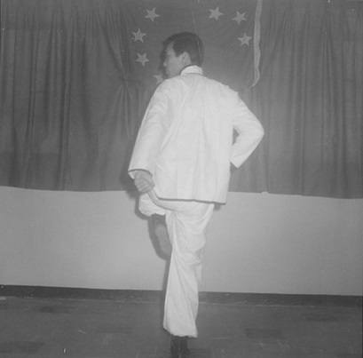 Posture 28 : sur une jambe, le poing gauche fauchant le long du corps