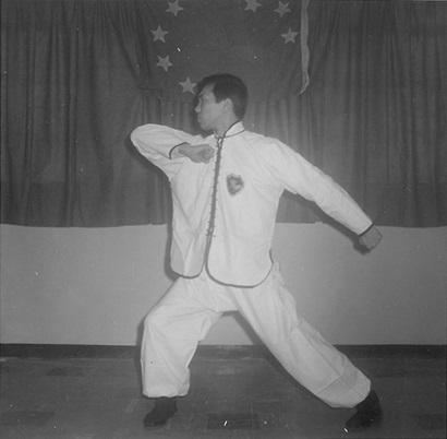Posture 29 : le poing droit tendu puis ramené, coude plié