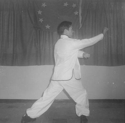 Posture 37 : le poing qui éclate, repris de la posture 25