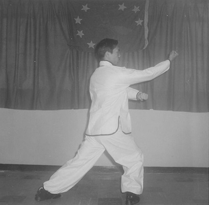 Posture 42 : le poing qui broie, repris de la posture 33