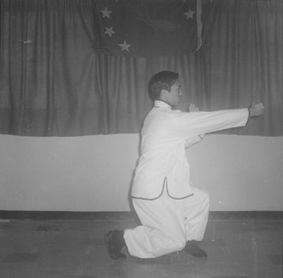 Posture 47 : le poing dans le creux du ventre, repris de la posture 36