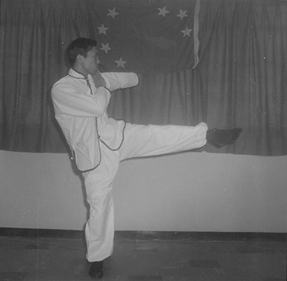 Posture 69b : figure de transition 2, la paume droite frappant l&rsquo;épaule gauche