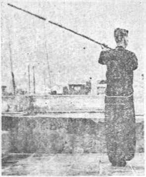 Posture 1 — Dos tourné, lever le sabre