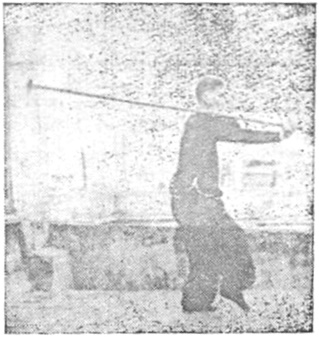 Posture 7 — Course et saut, relance à une main (figure 7a)