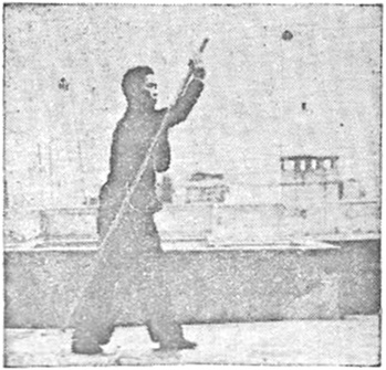Posture 7 — Course et saut, relance à une main (figure 7b)