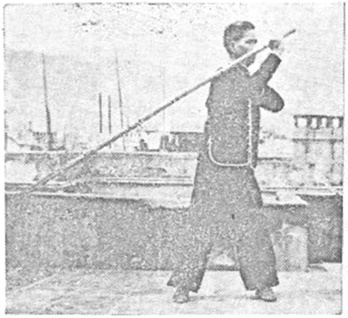 Posture 13 — Course et saut, relance à deux mains (figure 13a)