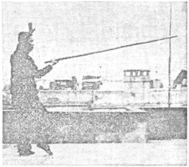 Posture 13 — Course et saut, relance à deux mains (figure 13b)