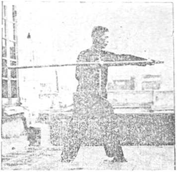 Posture 17 — Pas croisé, barrage oblique (figure 17b)
