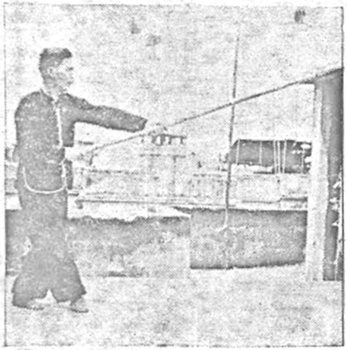 Posture 25 — Laisser filer le bâton, cercle du gourdin (figure 25a)