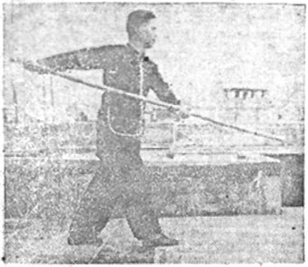 Posture 28 — Pas dérobé, piquer vers le bas (figure 28a)