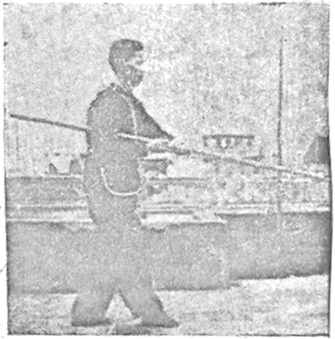 Posture 54 — Serrer le bâton sous le coude, poing qui perce (figure 54c)