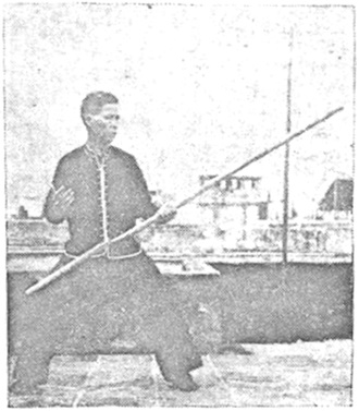 Posture 71 — Coller le bâton, broyer la lance (figure 71a)