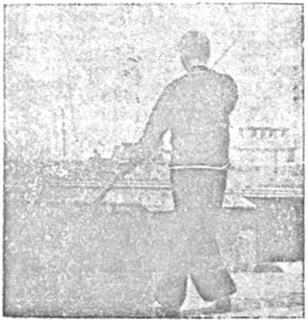 Posture 77 — Tourner, enrouler et barrer (figure 77d)