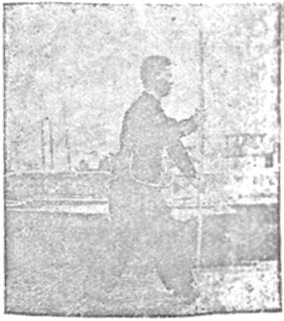 Posture 79 — Pas enjambant le tigre, bâton levé (figure 79a)