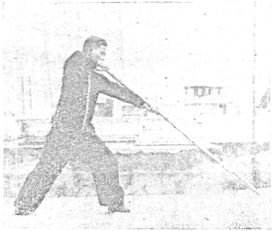 Posture 6 — Lever le bâton, piquer le genou