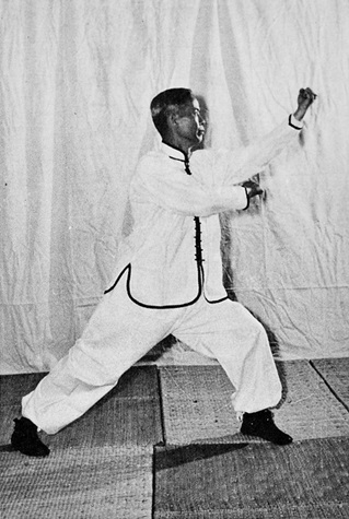 Posture 9 : ascension à gauche, poing gauche fendu du revers sous le scellement de la main droite — photographie de l&rsquo;édition de 1972