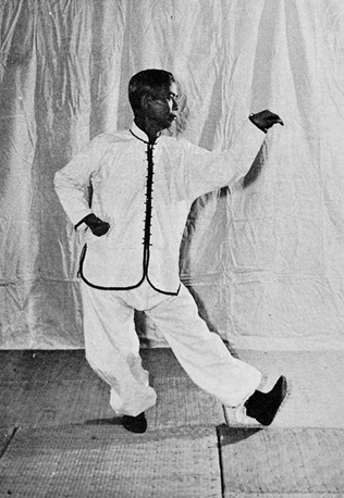 Posture 10 : Sept Étoiles à gauche, main gauche en crochet retirée en arrière — photographie de l&rsquo;édition de 1972