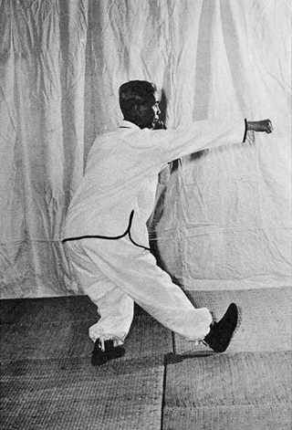 Posture 11 : Sept Étoiles à droite, poing de complément frappé contre la paume gauche — photographie de l&rsquo;édition de 1972