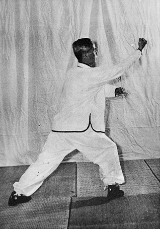 Posture 12 : ascension à droite, poing droit tiré de la taille de bas en haut — photographie de l&rsquo;édition de 1972